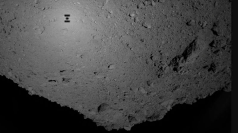 La sombra de la sonda Hayabusa 2 sobre la superficie del asteroide grabada por la propia cámara de la sonda el pasado 21 de septiembre.